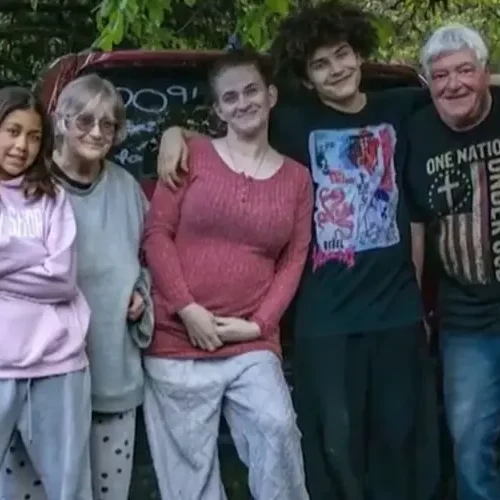 Um Legado de Voz e Fé: Avô Grava a Bíblia Completa para Seus Netos